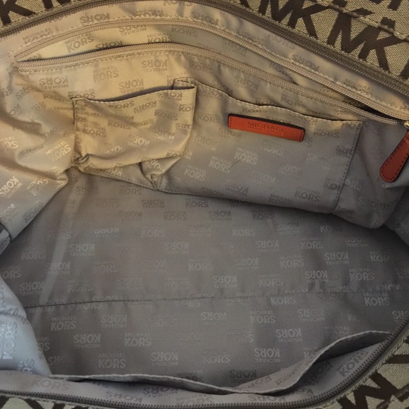 SOLD! Michael Kors Travel Bag-priced at lowest! - Picture 3 of 4