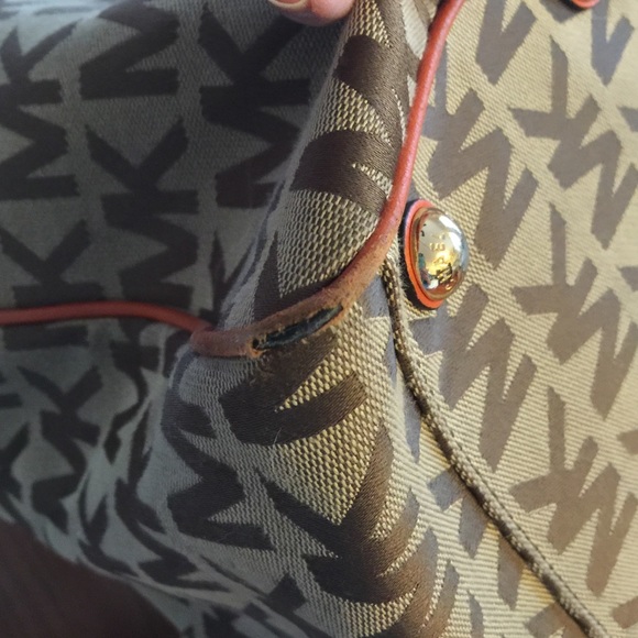 SOLD! Michael Kors Travel Bag-priced at lowest! - Picture 4 of 4