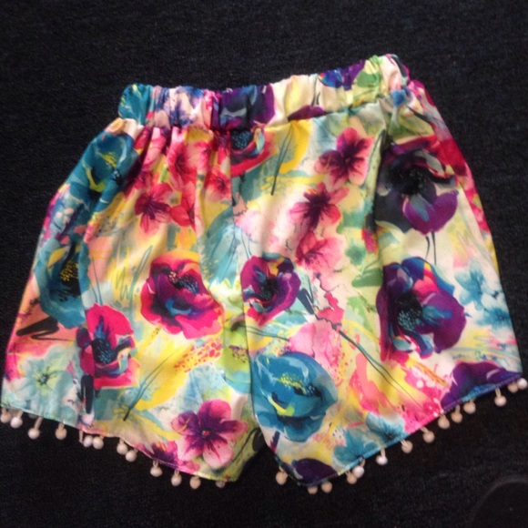 Super cute floral design shorts with tassles - Picture 2 of 2
