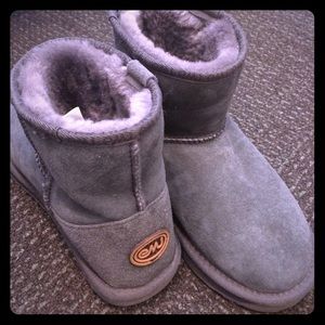 EMU Australia gray low stinger boots NWOT