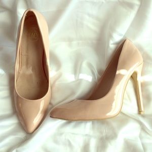 Nude pumps