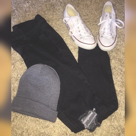 black distressed skinnies