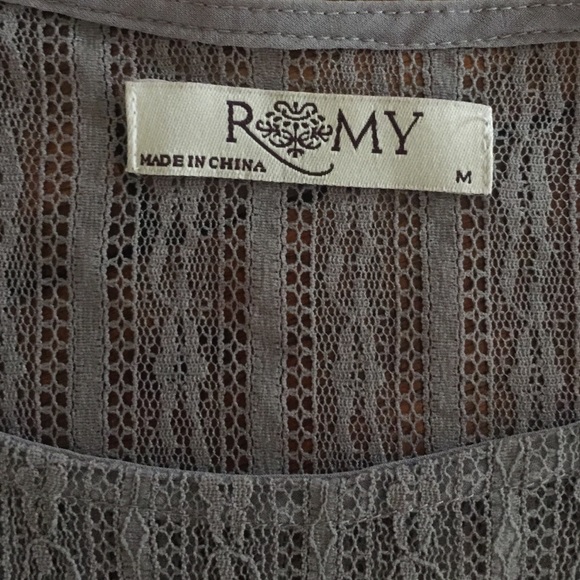 Flattering Lace Top - Picture 3 of 4