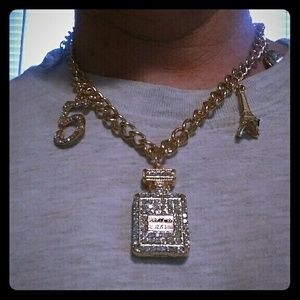 ! Beautiful lightweight Charm Necklace