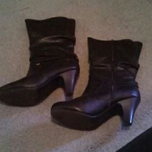Black heeled boots