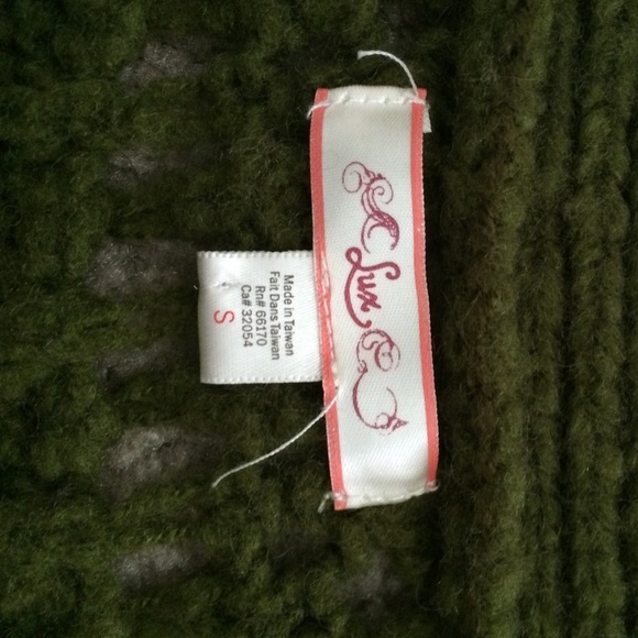 Long Knitted Sweater Vest w/ Heart-shaped Pockets - Picture 3 of 3