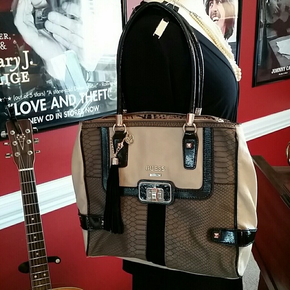 Stylish Guess Shoulder Bag