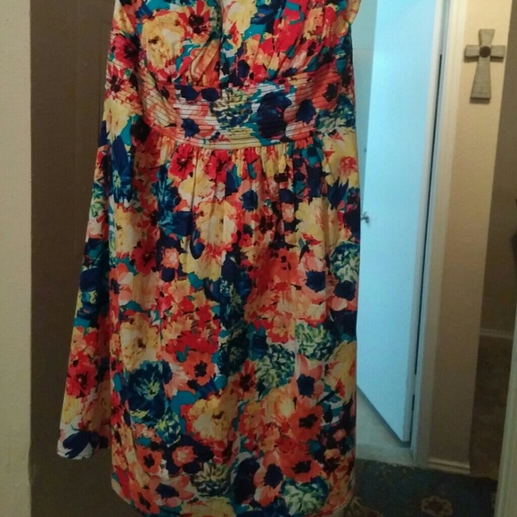 Beautiful Spring / Summer Dress - Picture 2 of 2