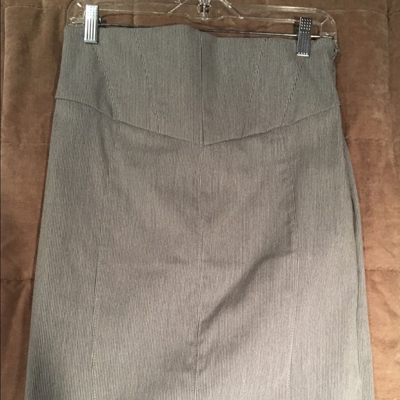 Grey knee-length pencil skirt