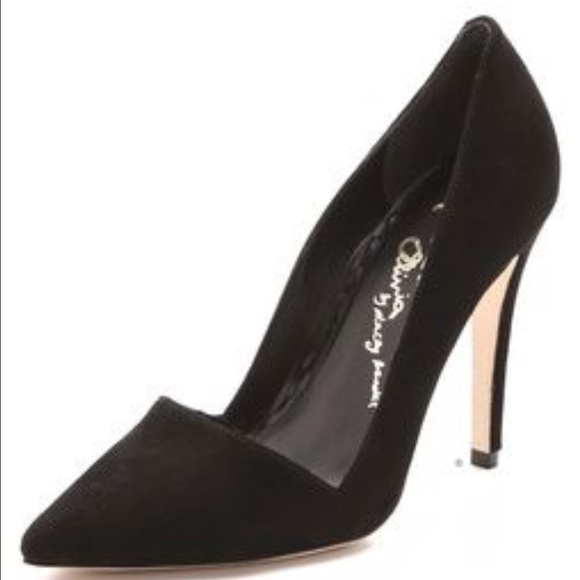 Black pumps