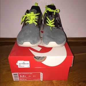 Nike Roshe Run neon green army print