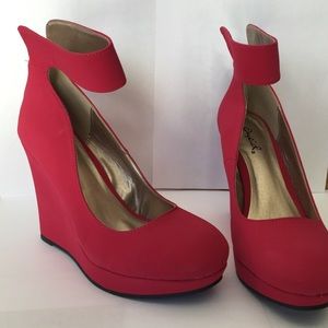 Size 6 Qupid fuchsia suede wedges NEVER WORN