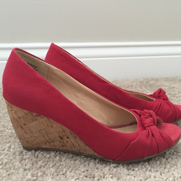 ❗️SOLD❗️2/$10 Wedges Red w Bow Open Toe Loved 💕 - Picture 2 of 4