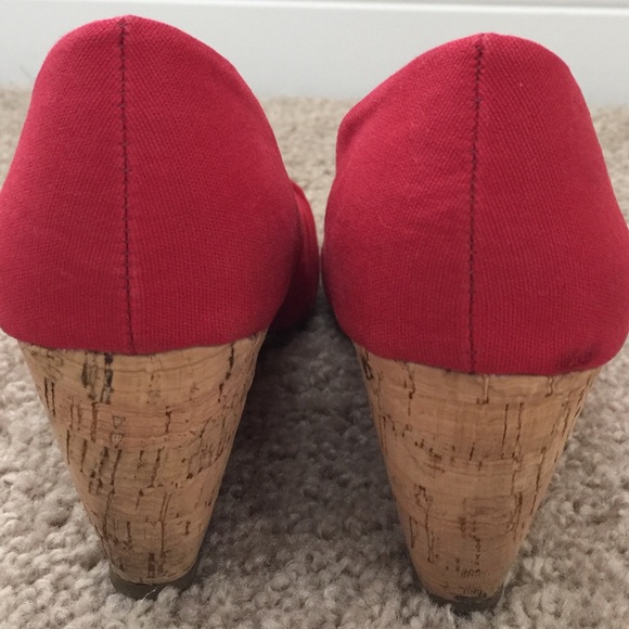 ❗️SOLD❗️2/$10 Wedges Red w Bow Open Toe Loved 💕 - Picture 3 of 4