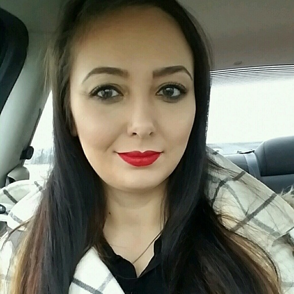 Meet your Posher, Stephanie - Picture 2 of 3