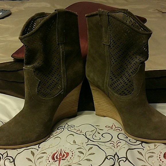 Crown vintage  Shoes - SUPER SALE WED! 👑 AMAZING! Crown vintage wedges👢