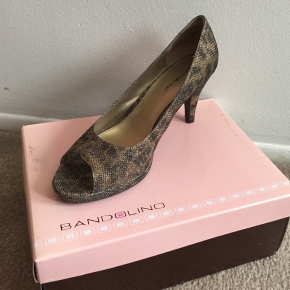 New size 9.5 platformed Bandolino pumps💜 - Picture 3 of 4