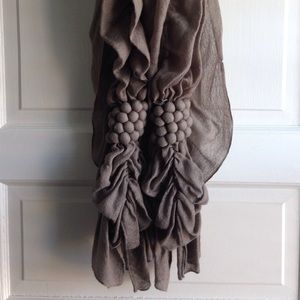Lightweight cascading scarf