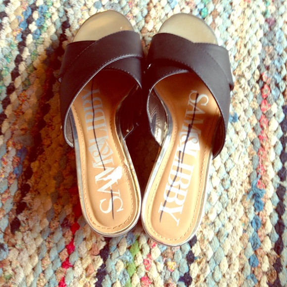 Black wedges