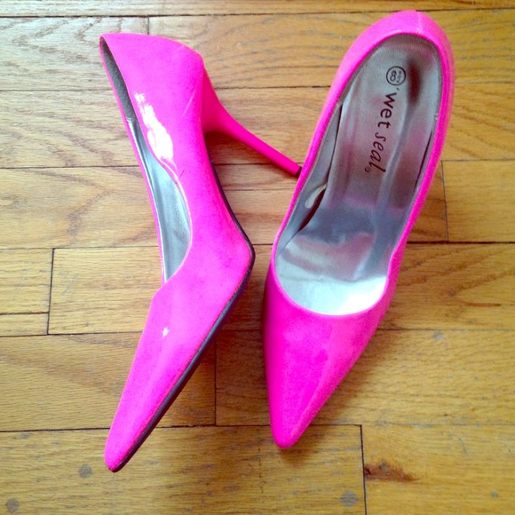 Neon pink pointy toe heels!