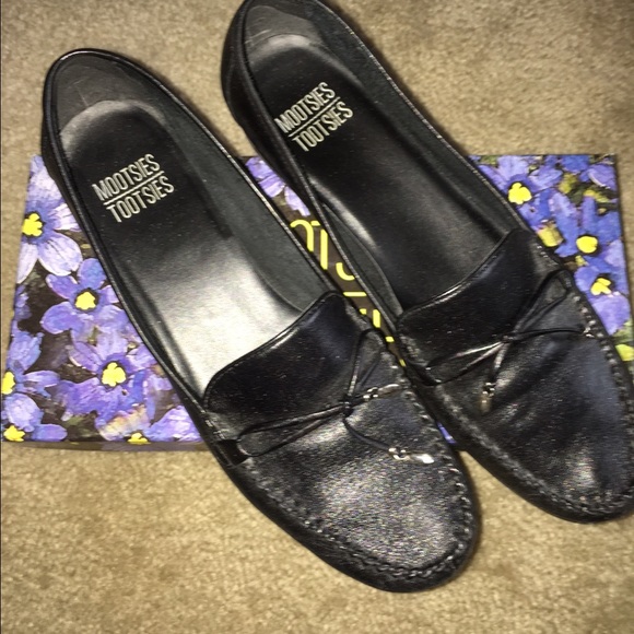 Black leather Mootsies Tootsies loafers. Size 10