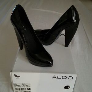 Pantent leather pumps