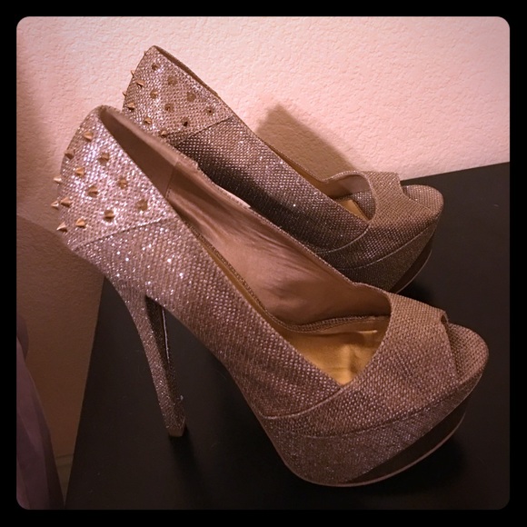 Gorgeous gold heels!