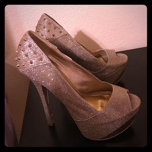 Gorgeous gold heels!