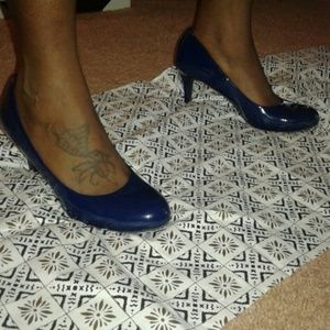Patent leather blue pumps
