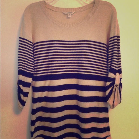 Lightweight navy and oatmeal 3/4 sleeve sweater.