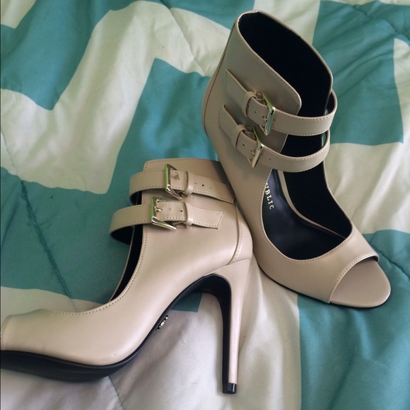 Rock & Republic high heels,cream color,never worn!