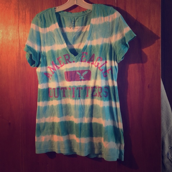 American eagle vneck tee