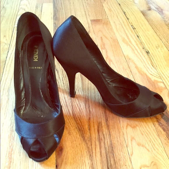 Classic FENDI satin pumps. Size 7 - Picture 1 of 2