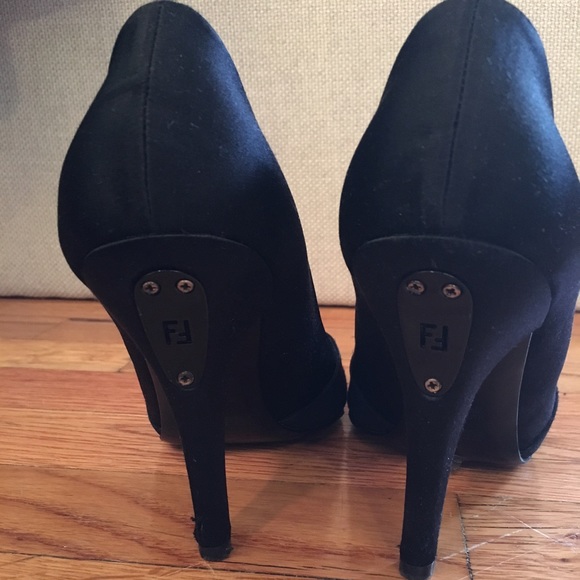 Classic FENDI satin pumps. Size 7 - Picture 2 of 2