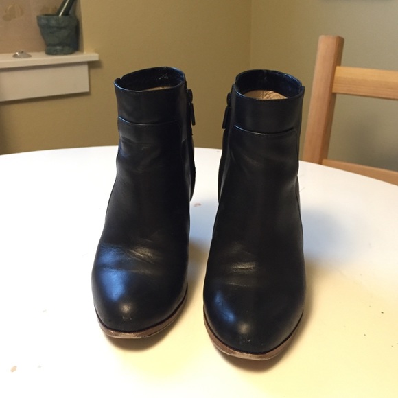 Pour La Victoire black heeled booties