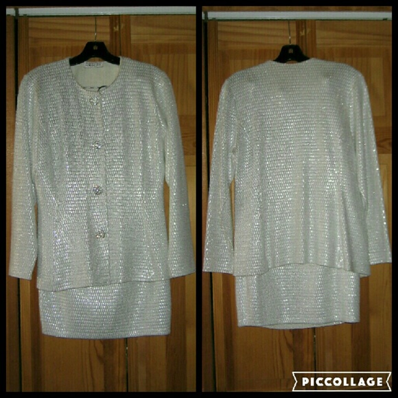 St. John Dresses & Skirts - 💖SALE💖 St. John 2 Piece Ivory Skirt Suit Set
