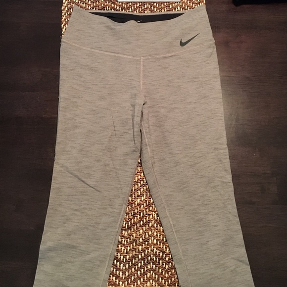Nike legend running crop