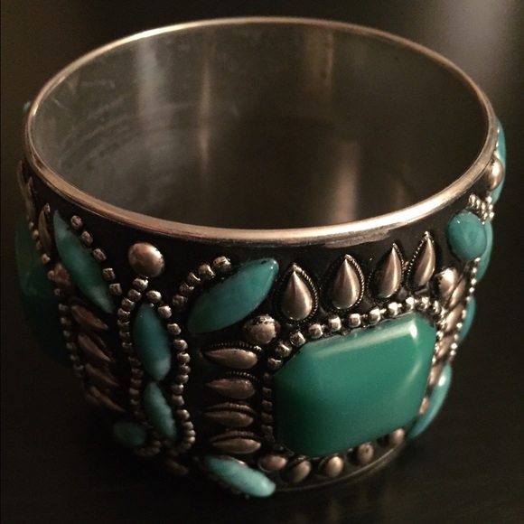 Costume jewelry bracelet