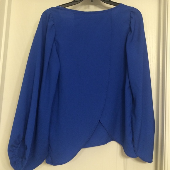 Fun cobalt blouse w back slit. Blousy sleeves.