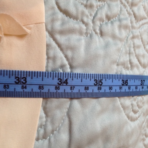 BCBG Maxaria cream colored long blouse. Size XS - Picture 3 of 4