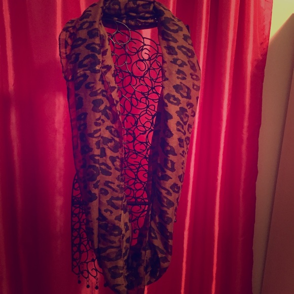 Leopard infinity scarf