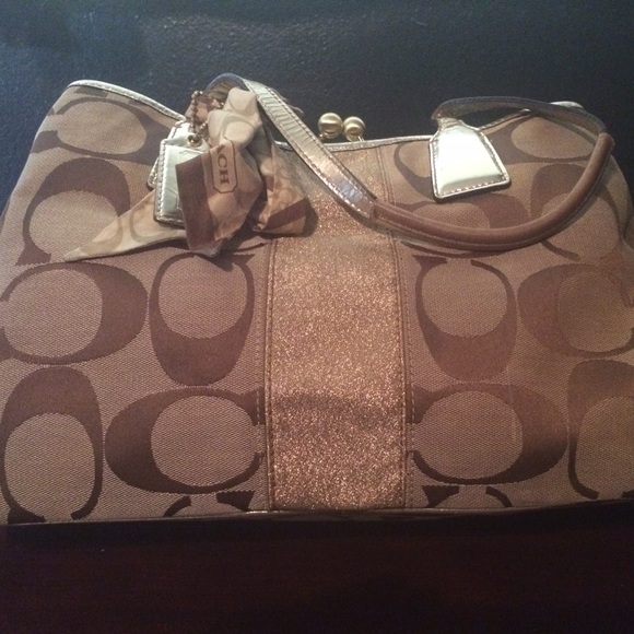 Make an offer 🌟Gold Coach Signature Purse - Picture 3 of 4