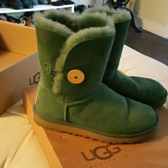 UGG Bailey Button Size 7