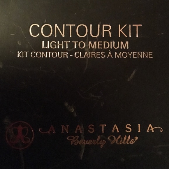 ANASTASIA BEVERLY HILLS LIGHT - MEDIUM CONTOUR KIT