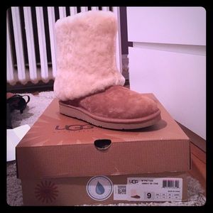 Authentic UGG boots W PATTERN in chestnut SIZE 9