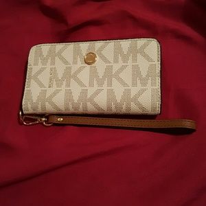 Michael Kors  Slim Tech Wristlet