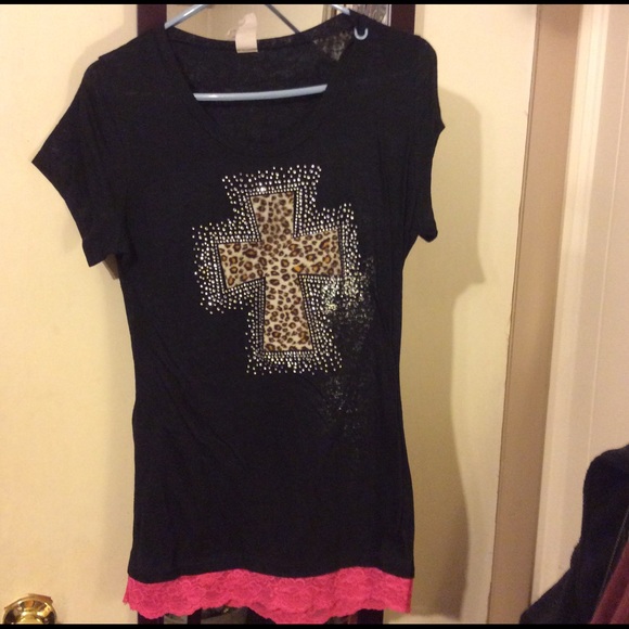 Boutique tee, leopard cross