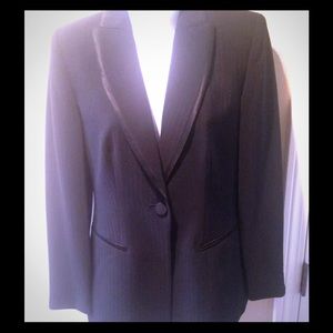Gorgeous and Classic Ann Taylor Blazer Size 4.
