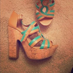 Bundle -Summer pumps , 3 clutches & a tote !