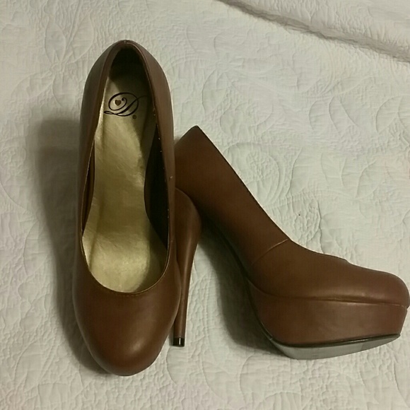 D Tan Platform pumps